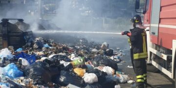 Crotone: cumuli di spazzatura in fiamme, intervengono i Vigili del Fuoco