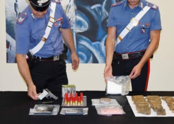 Crotone: in via Acquabona i Carabinieri ritrovano droga, armi e ordigno artigianale
