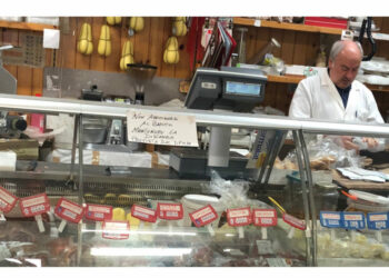 Dopo 40 anni Ciccio chiude il suo negozio di alimentari, diventato negli anni un’icona di Cirò