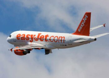 EasyJet, Santelli: “Descrizione razzista, compagnia aumenti voli”