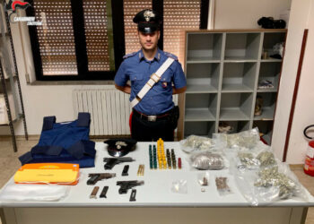 Isola Capo Rizzuto: ritrovamento di droga e armi in uno stabile disabitato