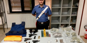 Isola Capo Rizzuto: ritrovamento di droga e armi in uno stabile disabitato