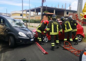 Incidente stradale in via Russia a Crotone: conducente incastrato, intervento immediato dei Vigili del Fuoco