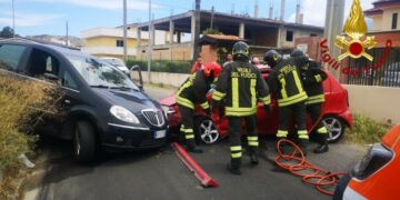 Incidente stradale in via Russia a Crotone: conducente incastrato, intervento immediato dei Vigili del Fuoco