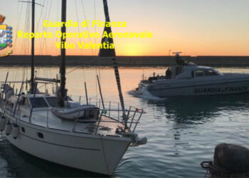 La Guardia di Finanza intercetta un’imbarcazione con 59 migranti asiatici, arrestati due sospetti scafisti