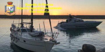 La Guardia di Finanza intercetta un’imbarcazione con 59 migranti asiatici, arrestati due sospetti scafisti