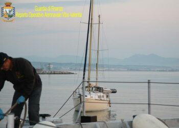 Nuovo sbarco di migranti ieri sera a Crotone: 43 persone a bordo di un veliero, fra cui sette bambini piccoli