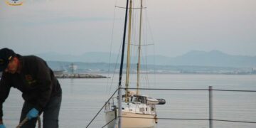 Nuovo sbarco di migranti ieri sera a Crotone: 43 persone a bordo di un veliero, fra cui sette bambini piccoli