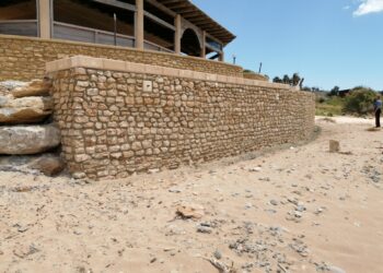 Realizza terrazzamento sull’arenile a Capopiccolo di Isola Capo Rizzuto