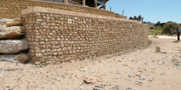 Realizza terrazzamento sull’arenile a Capopiccolo di Isola Capo Rizzuto
