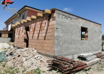 Sequestrata costruzione abusiva su terreno agricolo a Steccato di Cutro