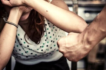 Uscito dal carcere dopo  scontato pena per reato di maltrattamenti in famiglia, continua a vessare la ex moglie