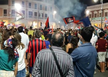 Crotone e la Calabria nuovamente in serie A dopo il successo di Livorno e la mancata vittoria dello Spezia a Cremona