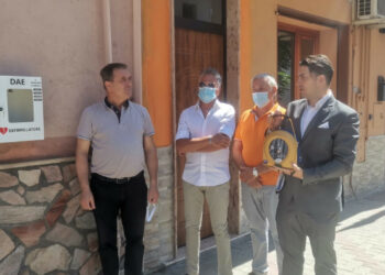 A Mirto Crosia installato il primo defibrillatore pubblico