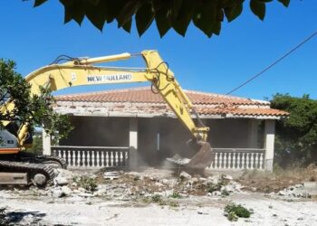 Al via la demolizione dei manufatti abusivi a Capo Colonna