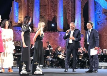 Michele Affidato firma i premi per il “Taormina Film Fest”