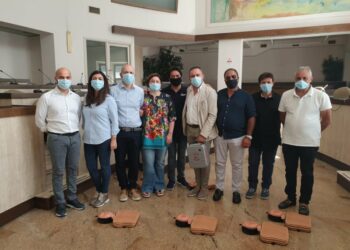 Il dott. Giovanni Marsala dona defibrillatore al Comune di Crotone