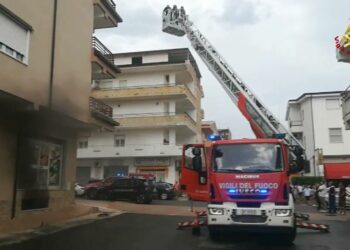 In fiamme un garage a Rocca di Neto, intervento immediato dei Vigili del Fuoco