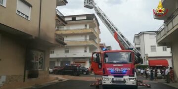 In fiamme un garage a Rocca di Neto, intervento immediato dei Vigili del Fuoco