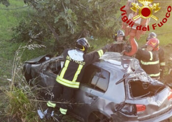 Incidente sulla SS106: urta al cordolo della rotatoria si ribalta e finisce in agrumeto, due feriti