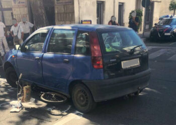 Incidente tra auto e bici in Via Roma a Cirò Marina, ferito un anziano
