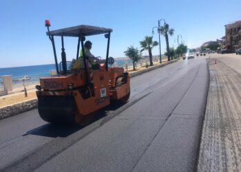 Lavori in corso sul lungomare Nord di Cirò Marina, continua l’asfalto  sulle strade urbane