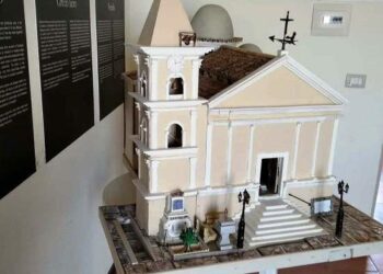 L’artista Fabio Pugliese dona al museo di Cirò la chiesa Santa Maria de Plateis in miniatura