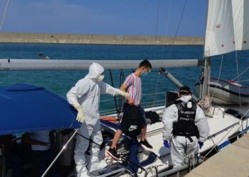 Sbarcati 54 migranti nel porto di Crotone