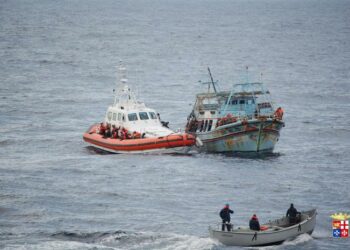 Sbarcati 68 migranti a Roccella Ionica, 28 positivi al coronavirus