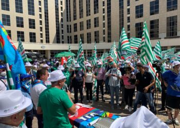Sit-in di Cgil, Cisl e Uil sull’emergenza Sanità in Calabria davanti alla Cittadella della Regione