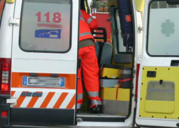 Malore in spiaggia a Cirò Marina, muore 82enne: intervento immediato dell’ambulanza del 118