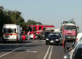 Incidente mortale a Cropani Marina sulla SS106: due morti e due feriti, strada chiusa al traffico