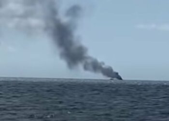 Barcone di migranti prende fuoco a largo di steccato di Cutro: 3 morti e dispersi, feriti due finanzieri