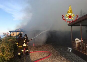 Esplode bombola gas dentro due bungalow in uno stabilimento balneare in via per Capocolonna a Crotone