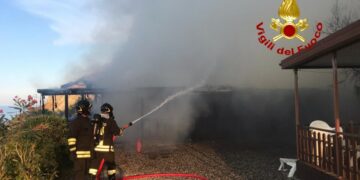 Esplode bombola gas dentro due bungalow in uno stabilimento balneare in via per Capocolonna a Crotone