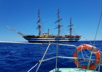 La nave scuola della Marina Militare l’Amerigo Vespucci in navigazione nelle acque di Punta Alice