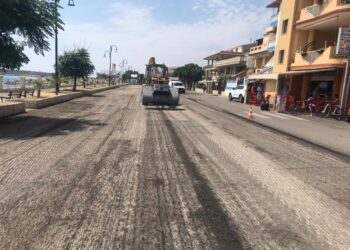 In fase di completamento lavori d’asfalto sul Lungomare Nord di Cirò Marina