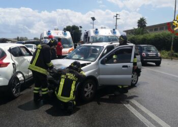 Incidente stradale sulla SS106 a Passo Vecchio Crotone, tre auto coinvolte e 4 feriti