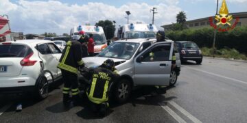 Incidente stradale sulla SS106 a Passo Vecchio Crotone, tre auto coinvolte e 4 feriti