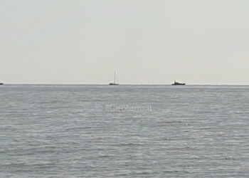 Cirò Marina: Intercettati dalla Finanza barca a vela con a bordo 80 migranti, incagliata a Volvito