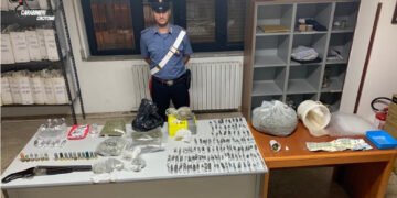 Isola Capo Rizzuto: Sorpreso dai Carabinieri con fucile a canne mozze e droga, arrestato