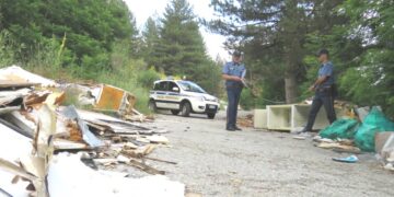 La Polizia Provinciale sequestra sei aree adibite a discarica abusiva di rifiuti nei boschi della Sila