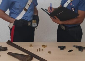Mesoraca: in casa con armi clandestine e munizioni, arrestato 47enne