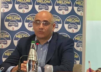 De Simone (FdI Crotone): Basta spreco di denaro pubblico. Dell’Aquila si dimetta