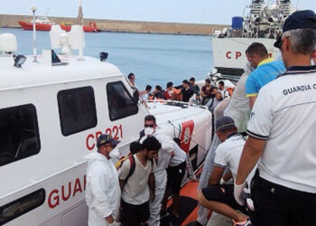 61 migranti sbarcati nel porto di Crotone