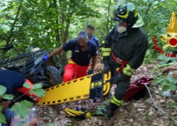 Quad in escursione in Sila perde il controllo e finisce in una scarpata, due feriti salvati dai Vigili del Fuoco