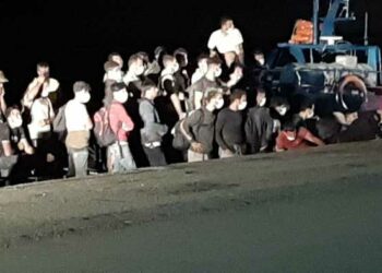 Sbarcati nella notte 115 migranti a Crotone, tutti posti in quarantena