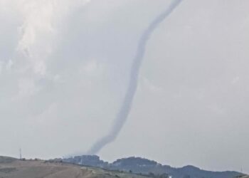 Tromba d’Aria sulle colline di Cirò avvistata dalla spiaggia di Cirò Marina