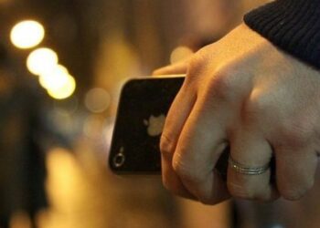 Crotone: rapinano un cellulare davanti un supermercato, denunciate due persone