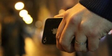 Crotone: rapinano un cellulare davanti un supermercato, denunciate due persone